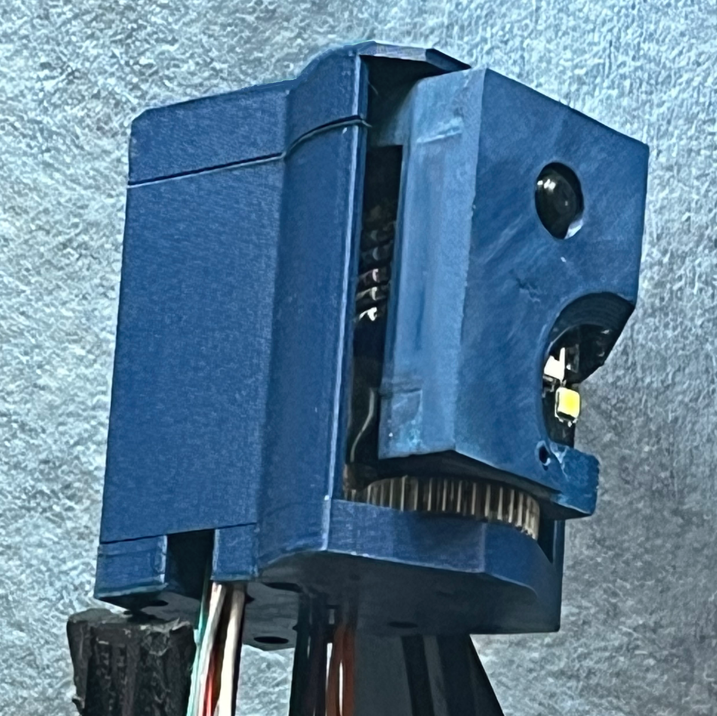 ESP32-CAM, SG90 servo-swivel. 120degree sweep. WIFI, LED.